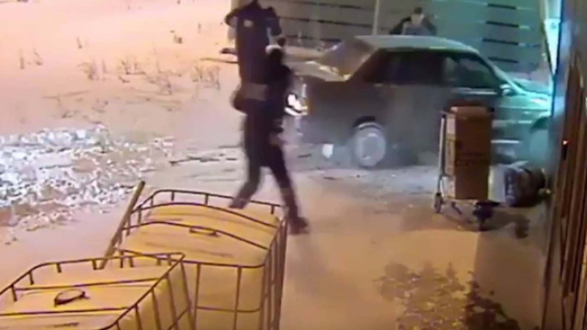 روسي يقتحم مطارا بسيارته من أجل حبيبته