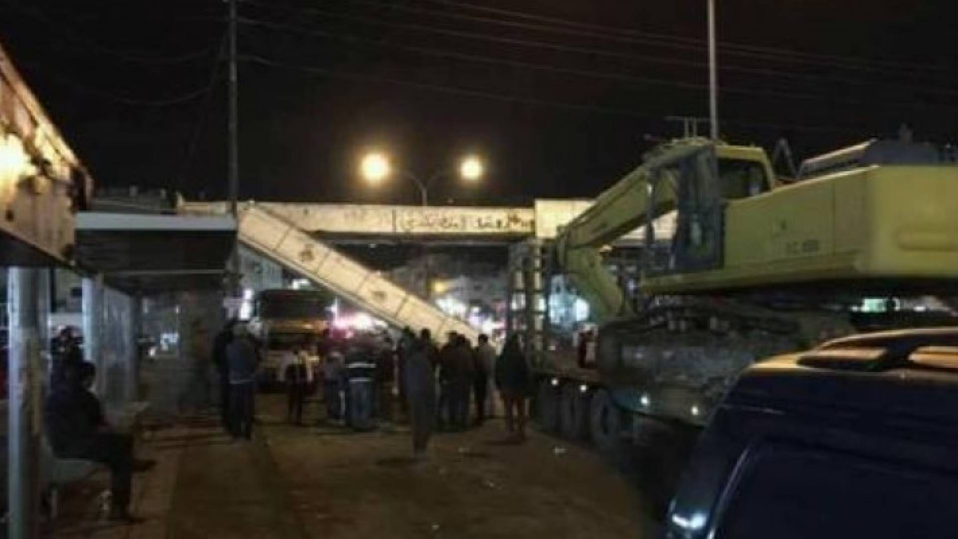 انهيار جزء من جسر للمشاة في منطقة أم نوارة بالعاصمة عمان