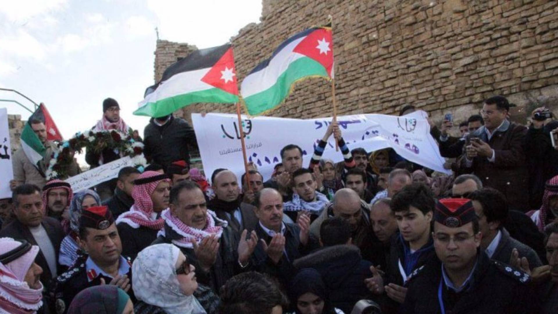 جانب من الوقفة الشعبية أمام قلعة الكرك 