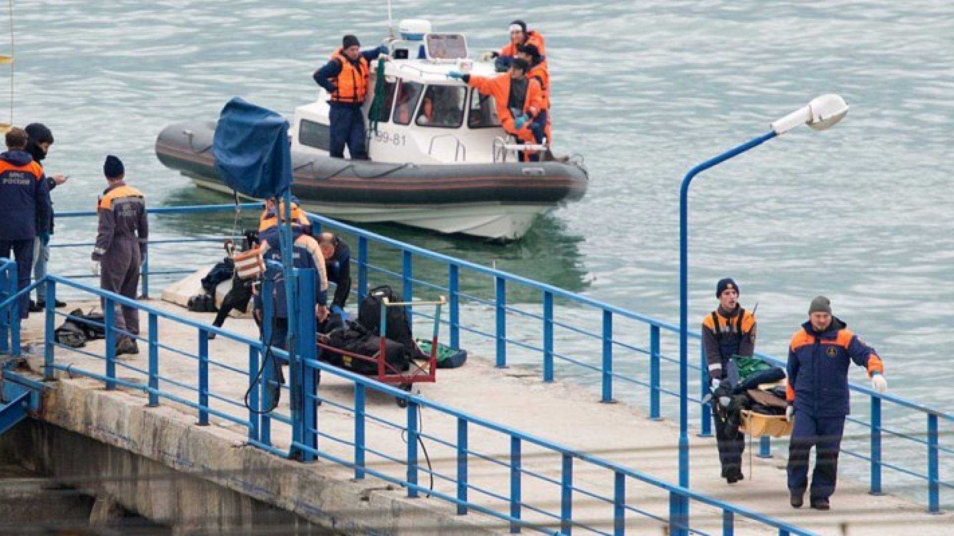 رجال إنقاذ ينتشلون جثث ضحايا الطائرة المنكوبة