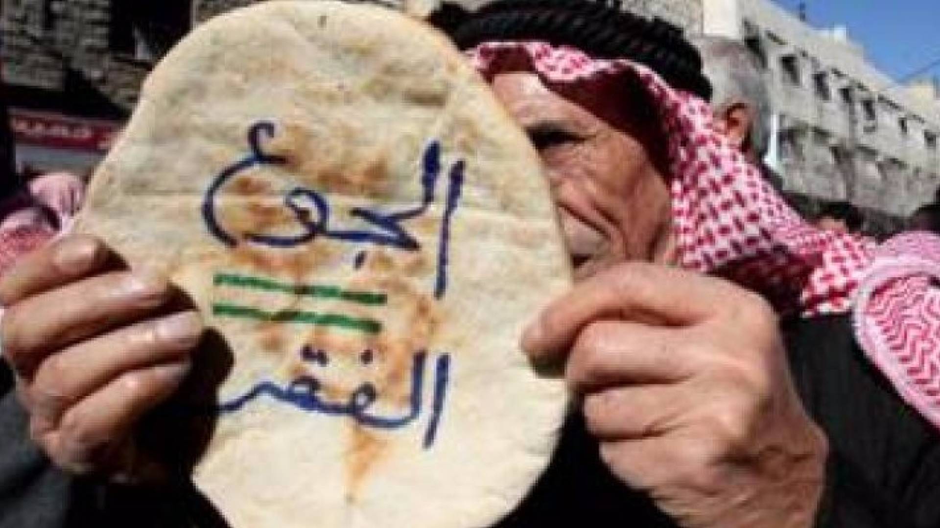 مواطن خلال مسيرة تدعو لمحاربة الفقر 