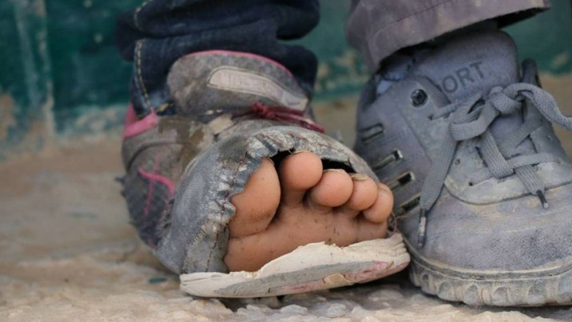 طلبة المدرسة ظهروا بأوضاع صعبة 