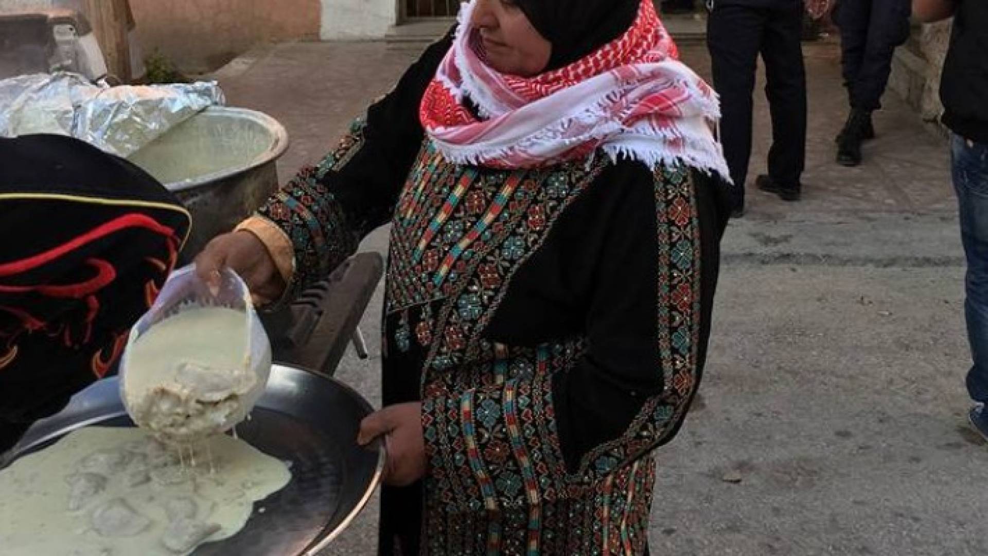 سيدة توزع أكلة شعبية على الأجهزة الأمنية في لواء البتراء