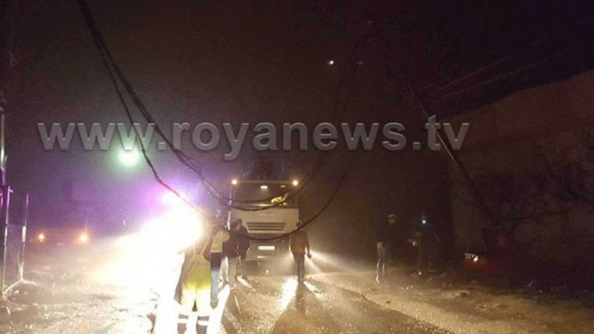 شاحنة تتسبب بانقطاع أسلاك الكهرباء في بلدة عبين بعجلون