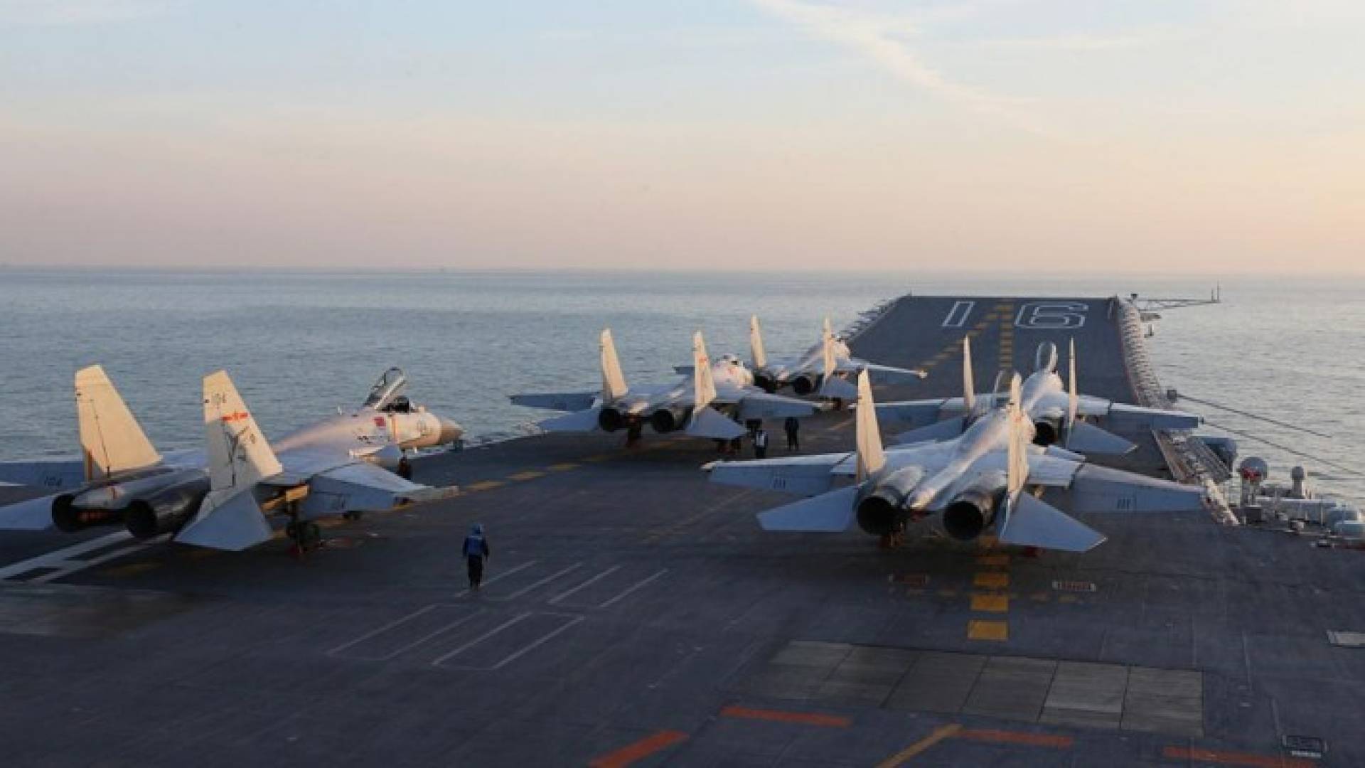 طائرات على سطح "لياونينغ"