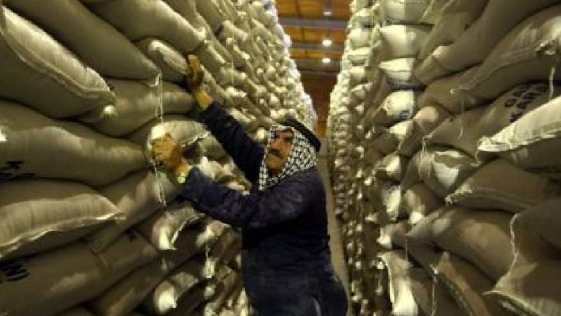عامل في مستودع لتخزين القمح في الأردن