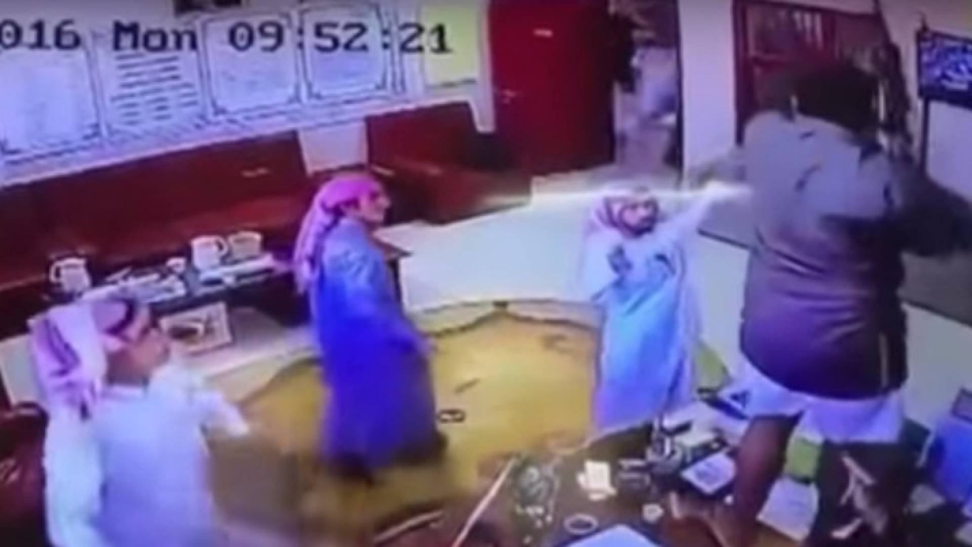  الجهات الأمنية تحفظت على الطالب ومتورطين آخرين شاركوا في المشاجرة