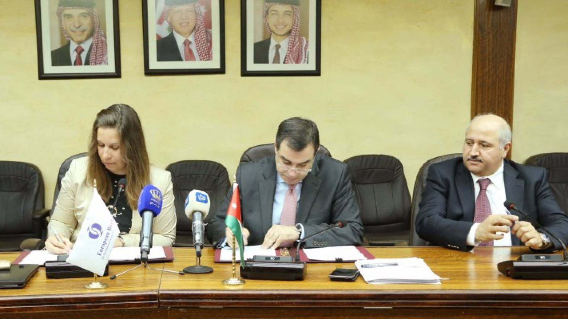 فاخوري يوقع الاتفاقية مع ممثلة البنك الدولي