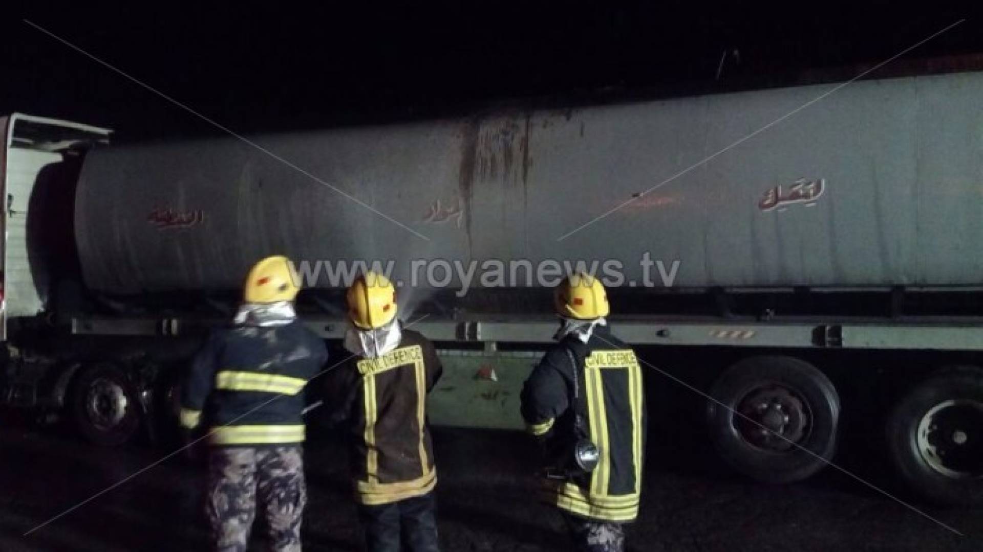 رجال الاطفاء يتعاملون مع الحادثة