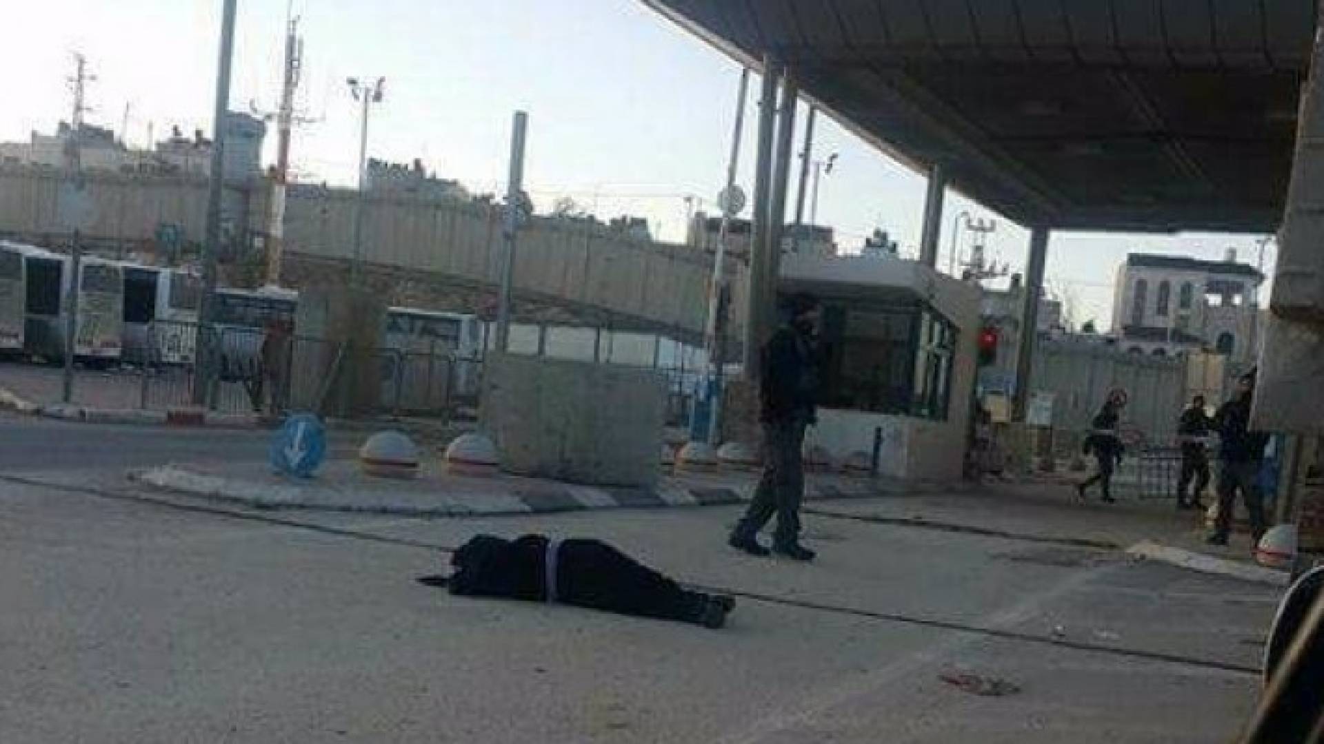 إصابة فتاة على حاجز قلنديا بدعوى محاولة الطعن 