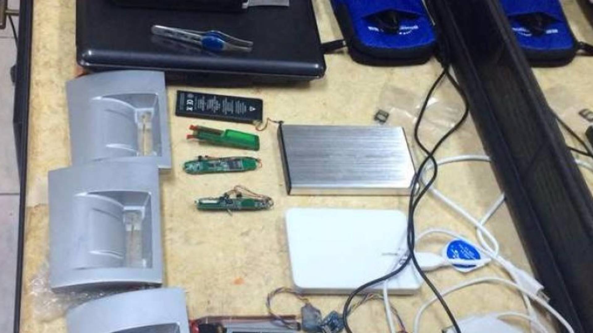 من المضبوطات التي وجدت مع العصابة