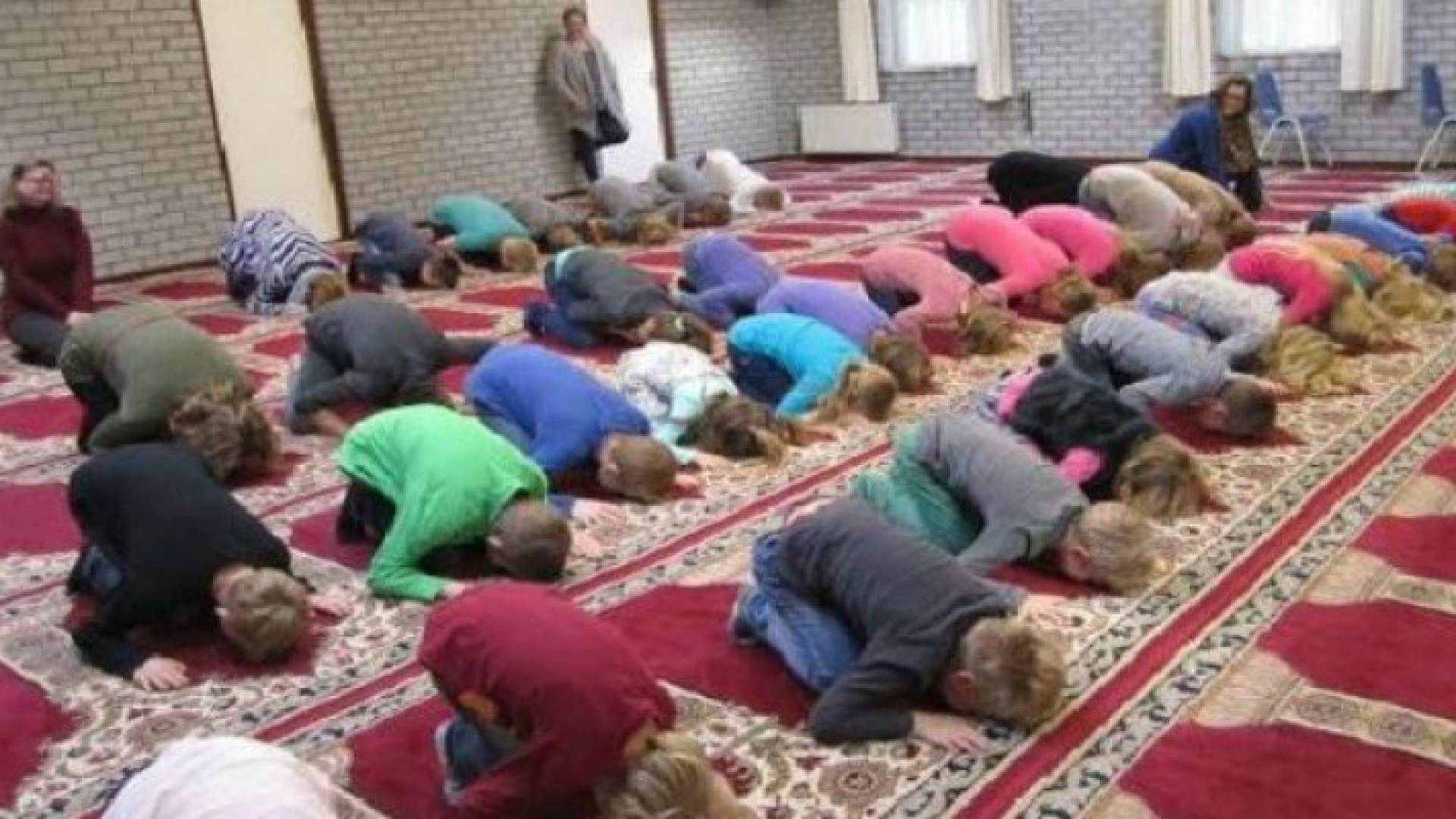 الطلاب وهم يتعلمون الصلاة