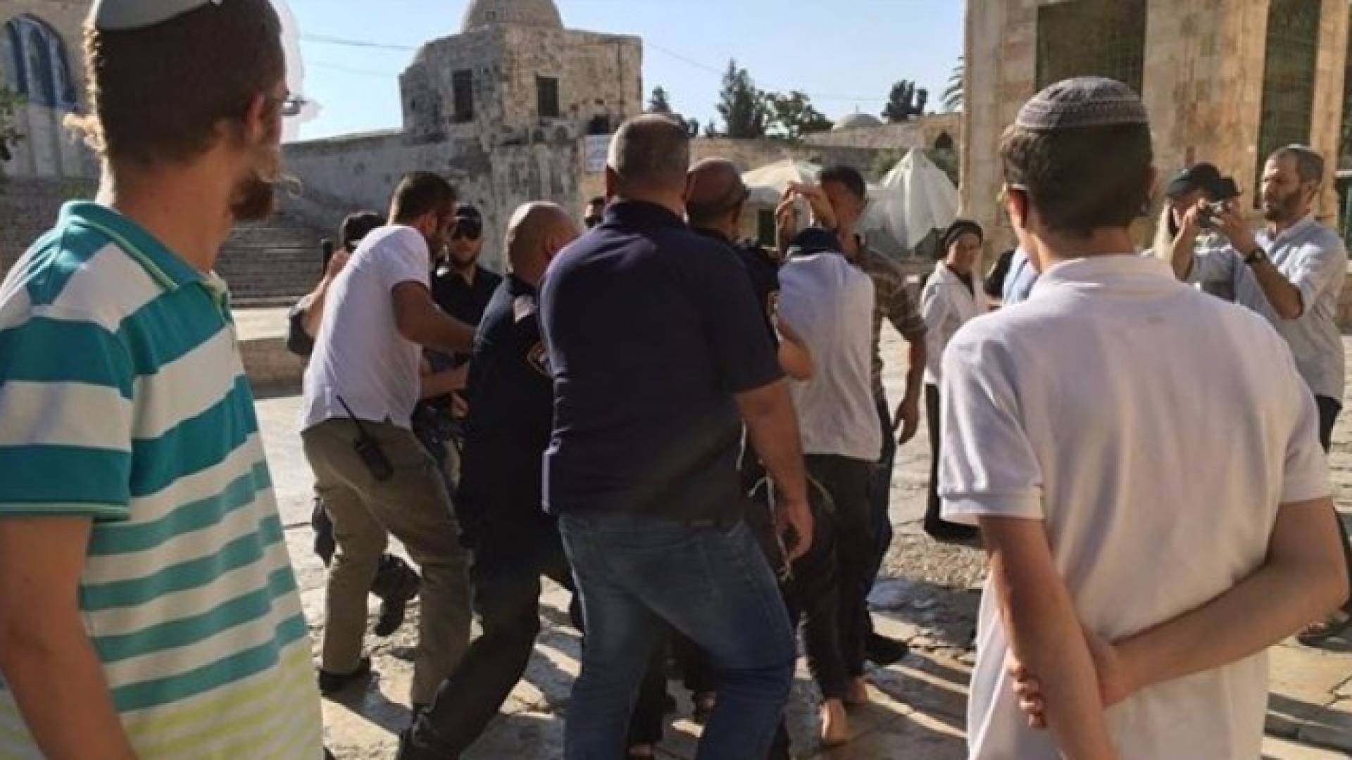 مستوطنون يقتحمون باحات المسجد الاقصى 