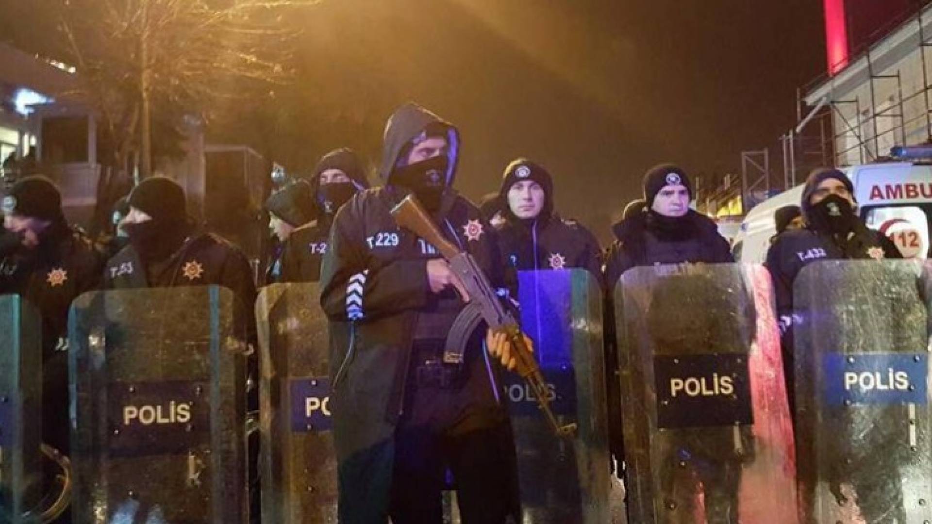 حراس الملهى لا يسمحون الا لزبائن يتم اختيارهم بعناية بالدخول