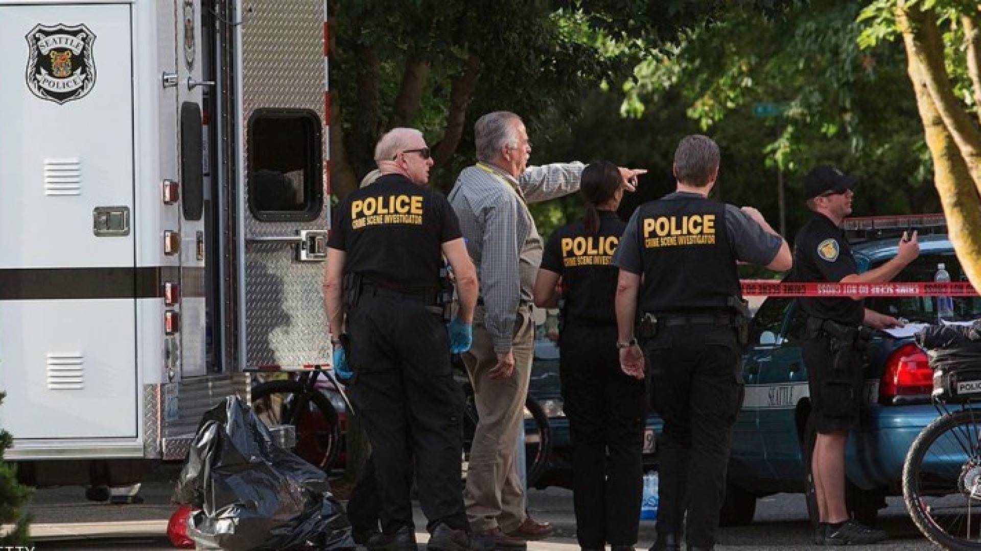 رجال الأمن عند مسرح الجريمة