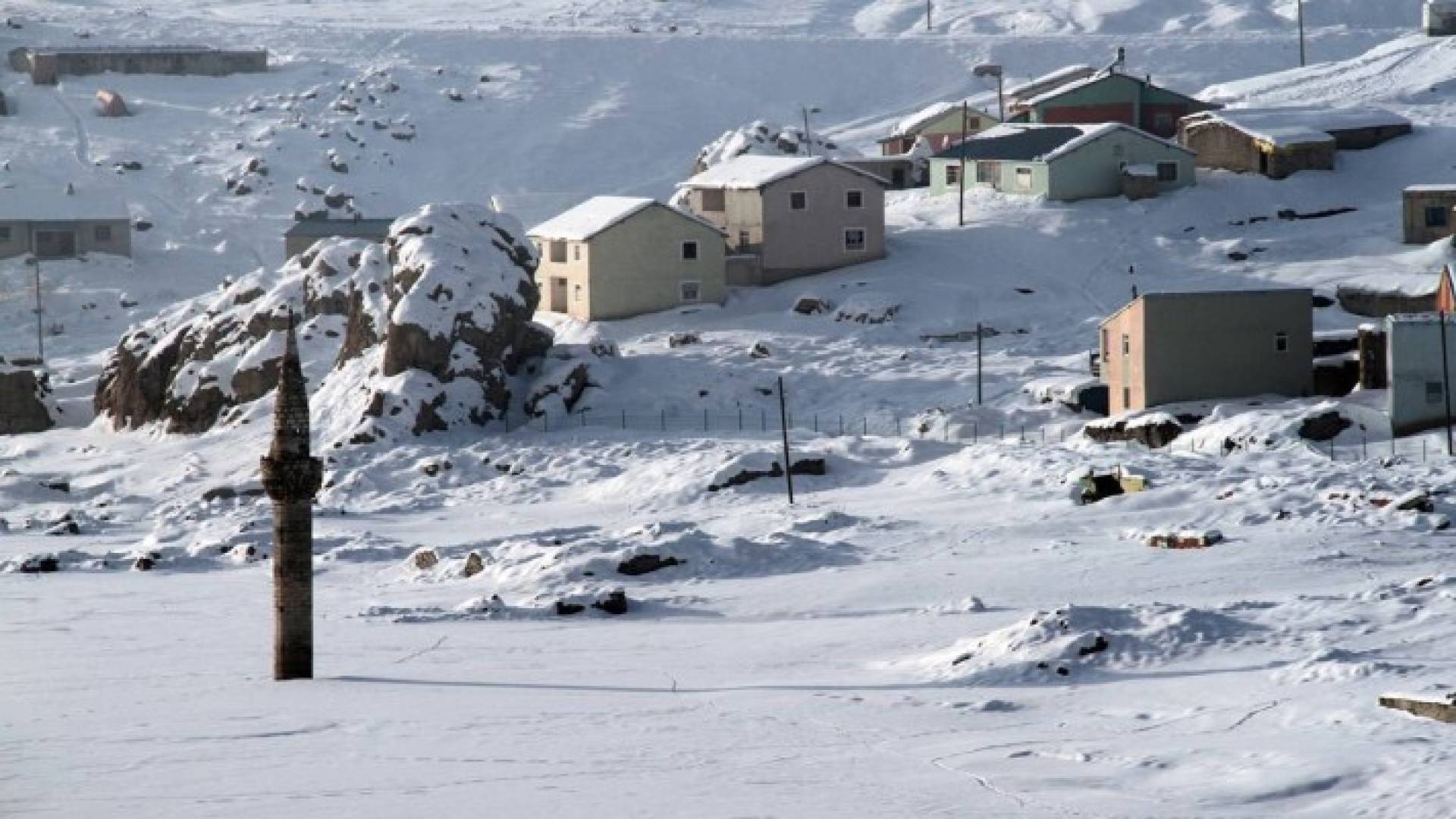 خلال الصيف تطل المئذنة من البحيرة