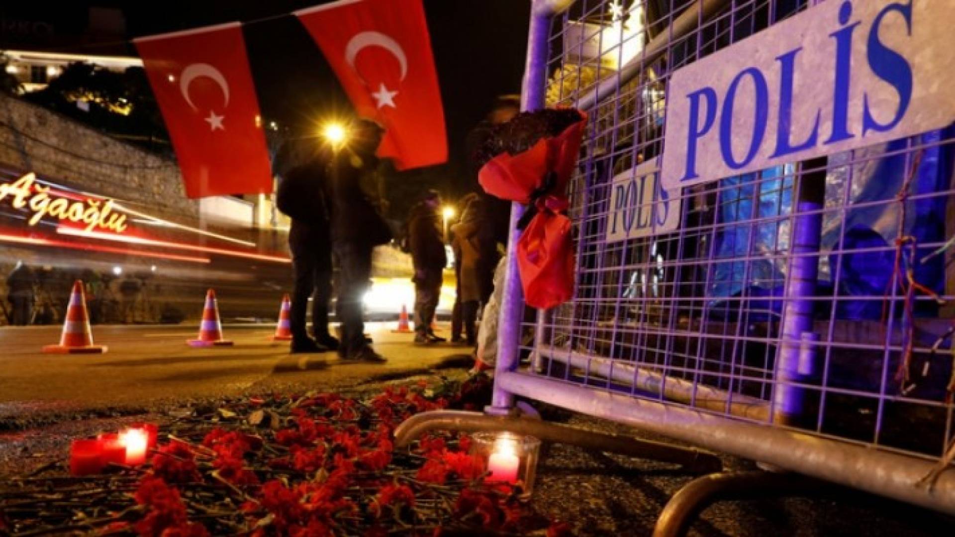 زهور وشموع أمام مطعم رينا 