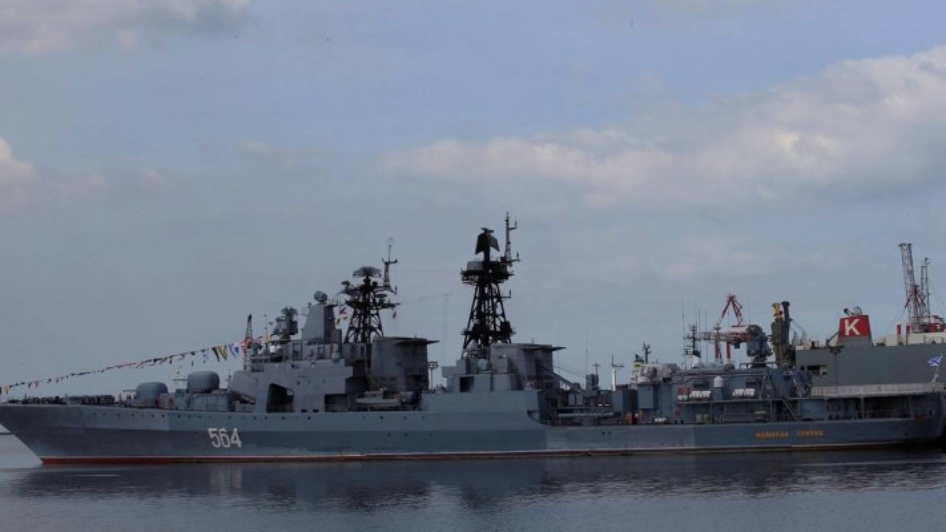 "أدميرال تريبوت" ترسو في ميناء جنوبي مانيلا.