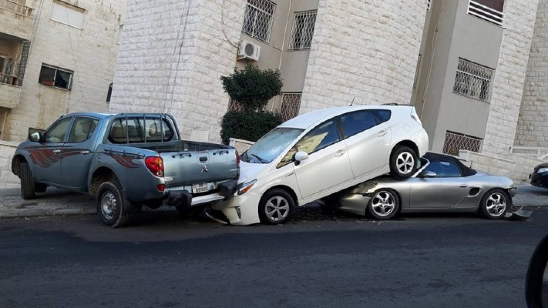 السائق من جنسية عربية فقد السيطرة على مركبته 