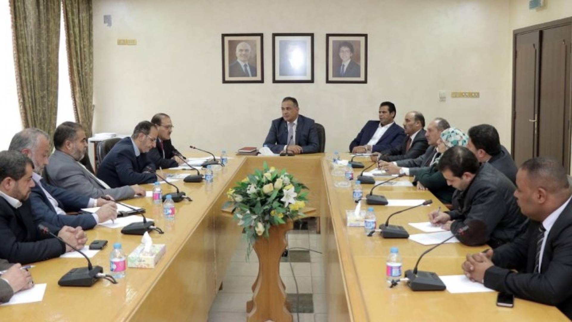 جانب من اجتماع لجنة التربية