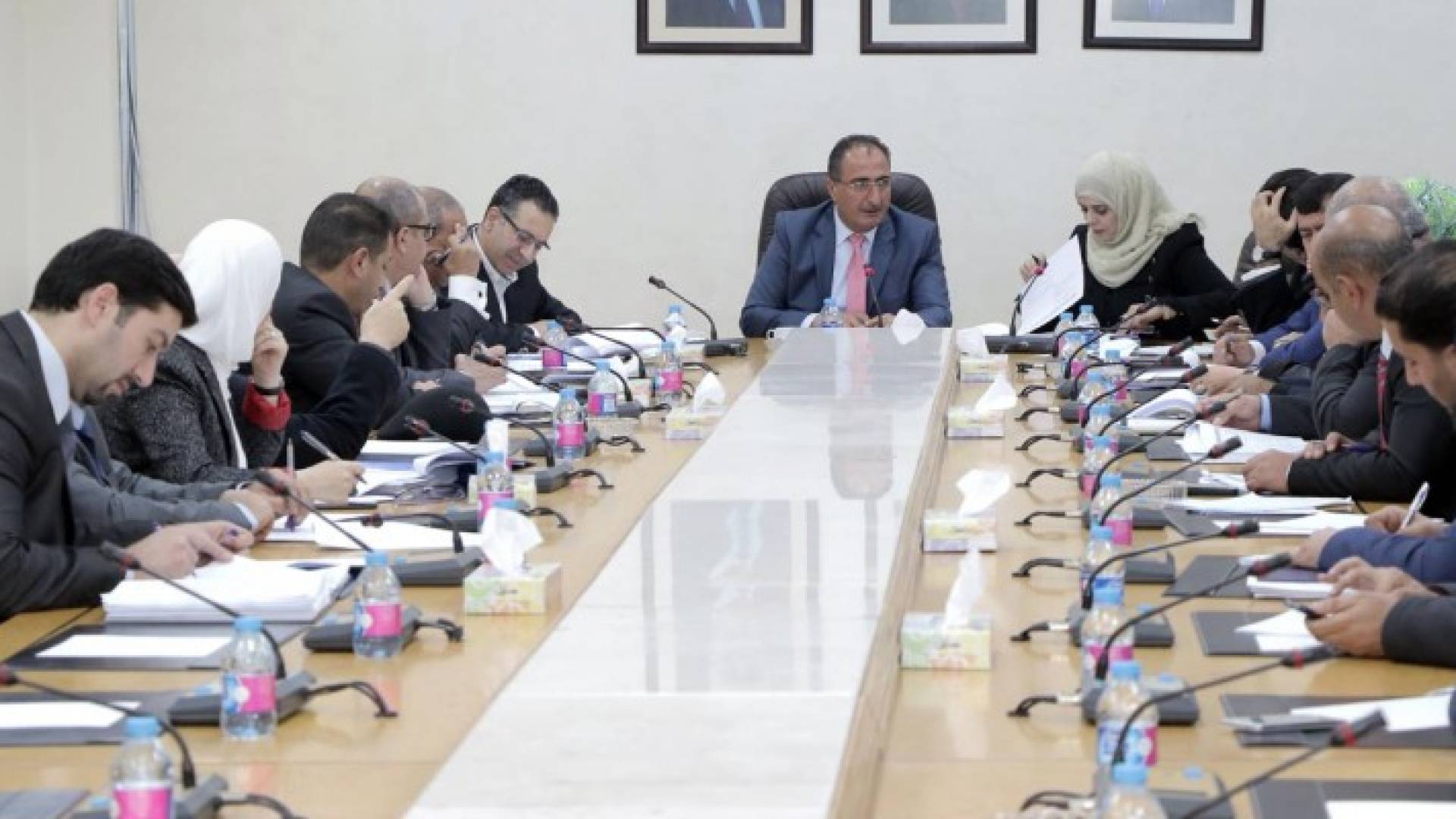 جانب من اجتماع اللجنة القانونية