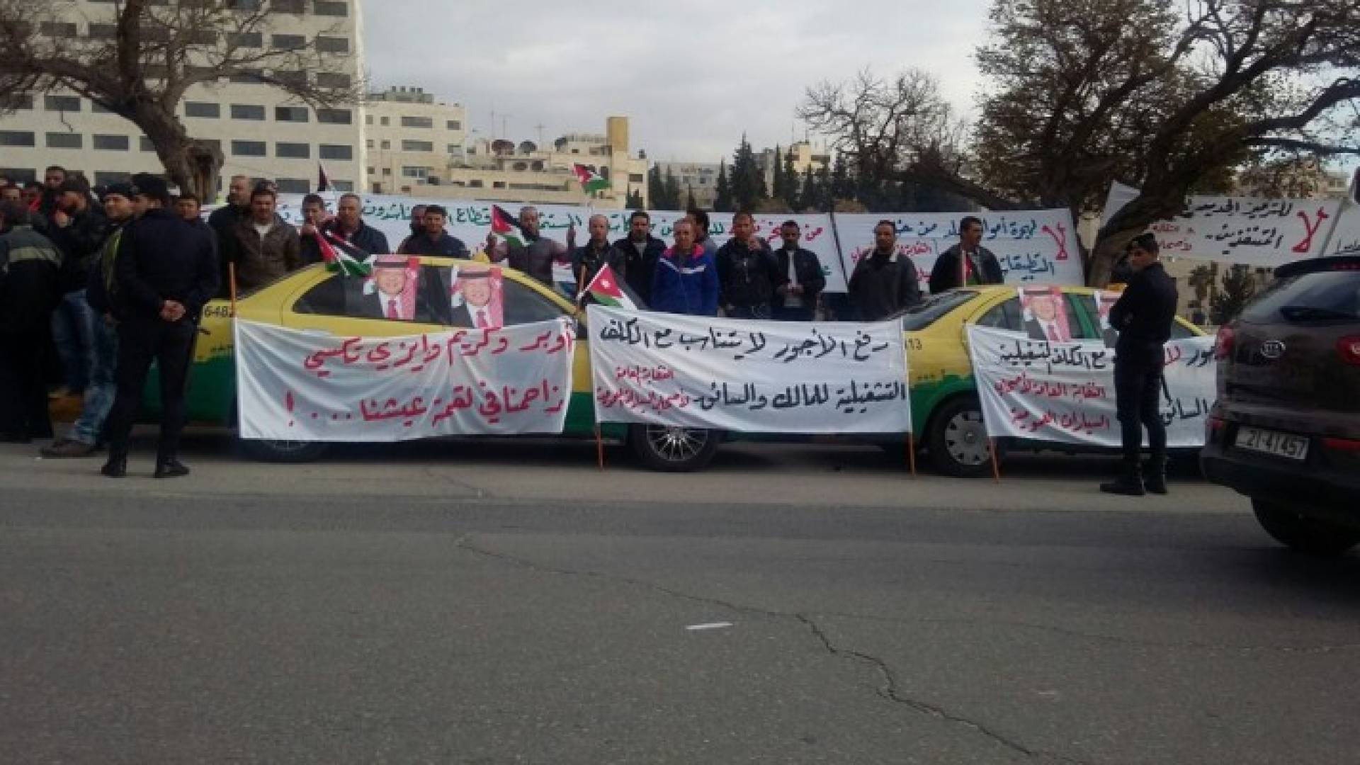 جانب من الاعتصام الذي نفذه عدد من السائقين احتجاجا على " اوبر وكريم "