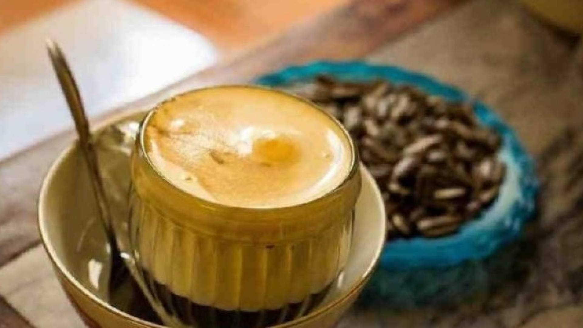 تقدم قهوة البيض الفيتنامية بمذاق يشبه القهوة الناعمة المنكهة بالحليب