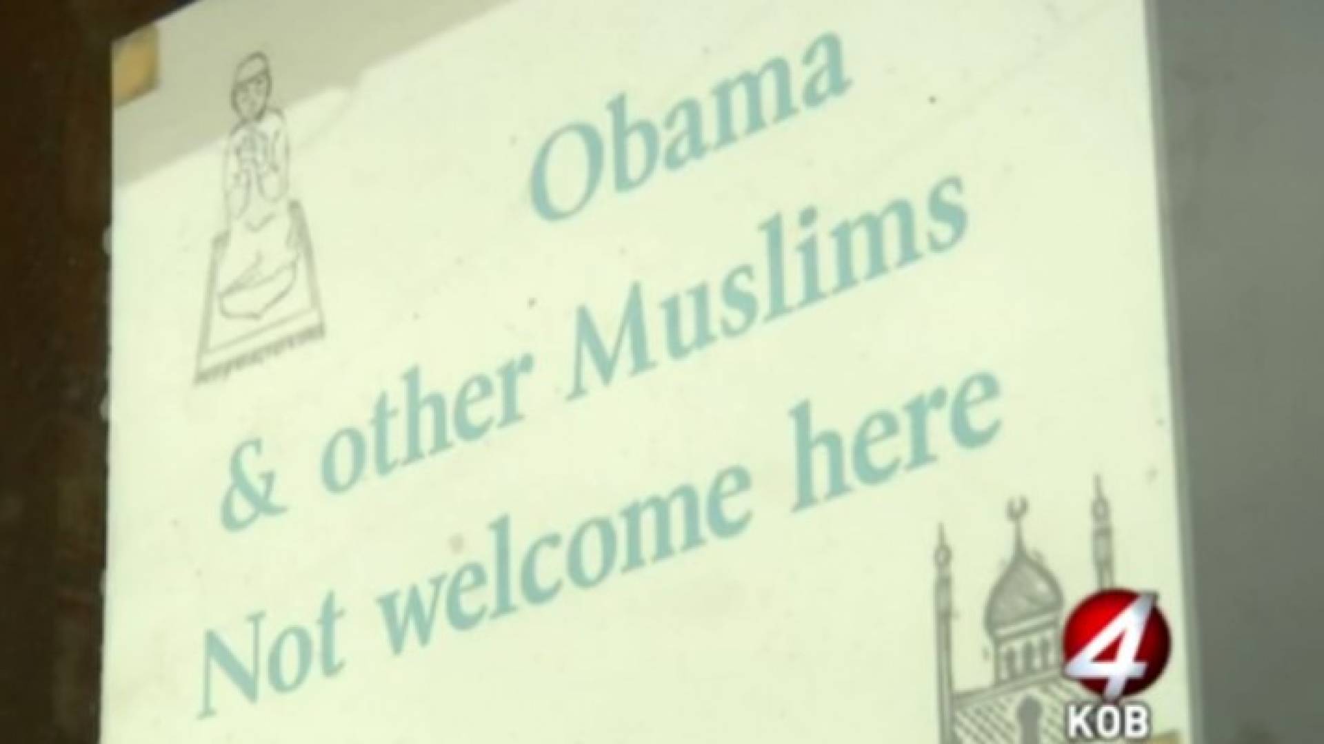 إحدى اللافتات كتب عليها: "أوباما وغيره من المسلمين غير مرحب بهم".