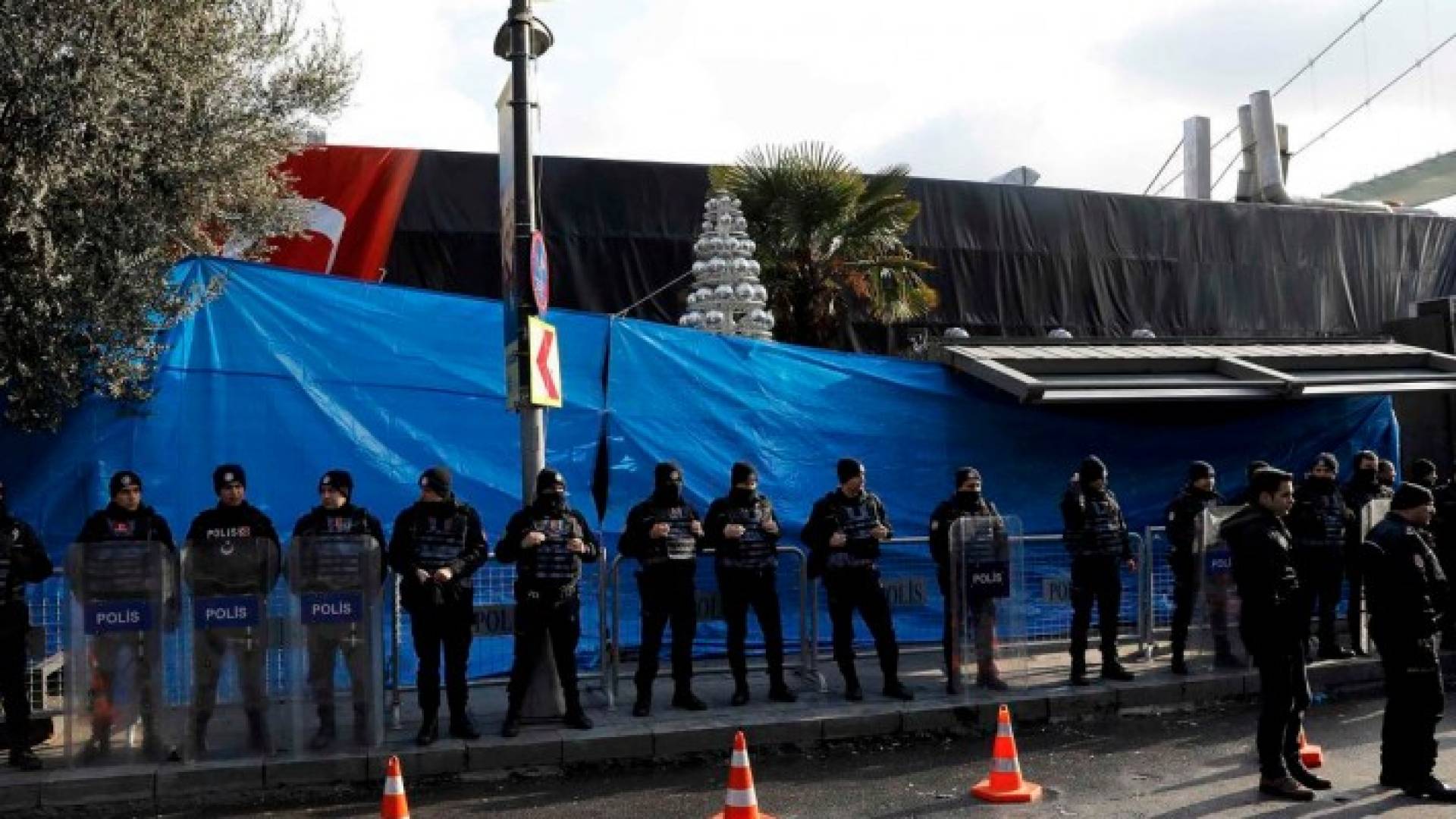 قوات الشرطة تطوق مطعم رينا