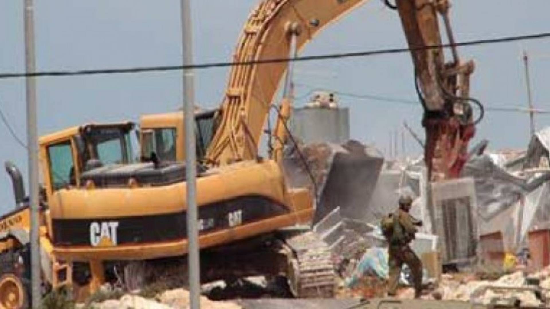 جرافات تابعة لبلدية الاحتلال الاسرائيلي