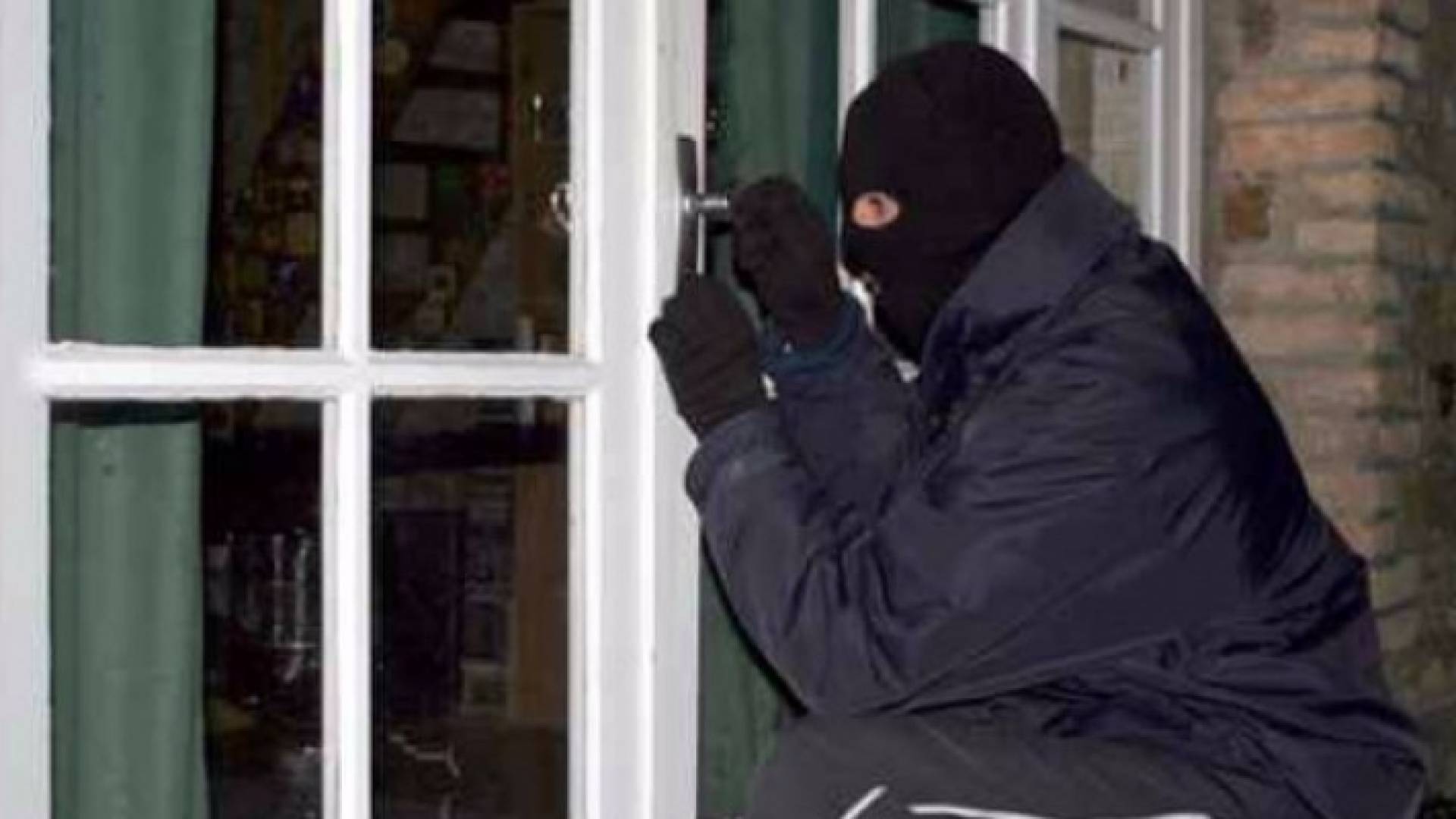 اللص أثار فزع العائلة 