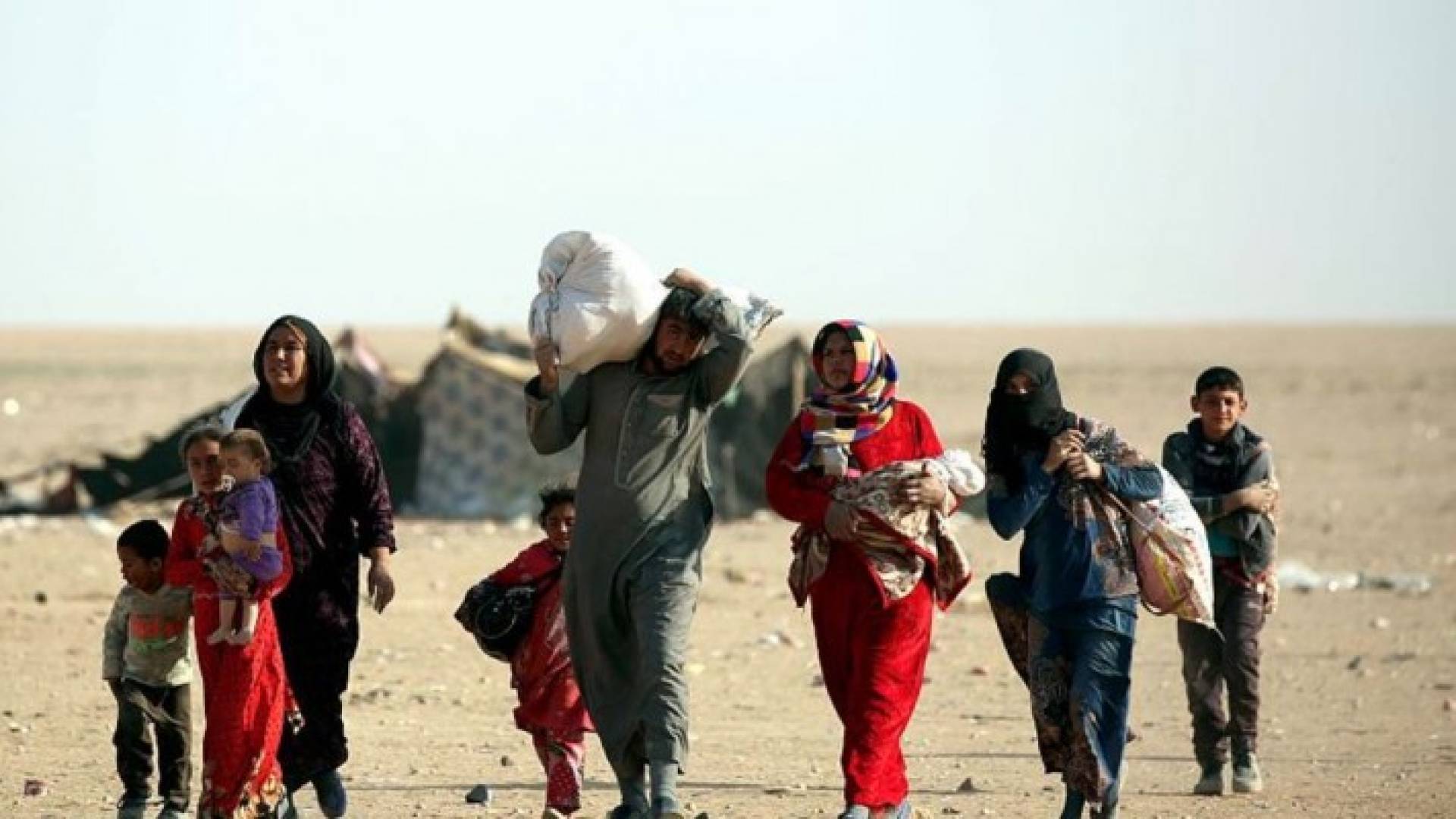  مدنيون يفرون من المعارك الدائرة في مدينة الموصل شمالي العراق- أرشيفية