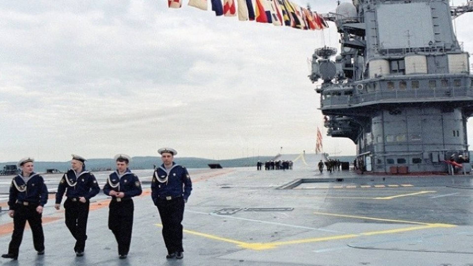 بحارة روس على ظهر حاملة "الأميرال كوزنيتسوف"