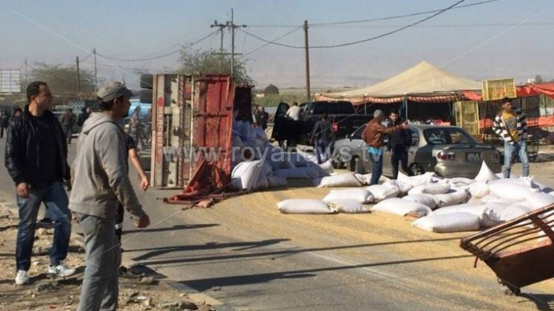 الشاحنة كانت تحمل الاعلاف