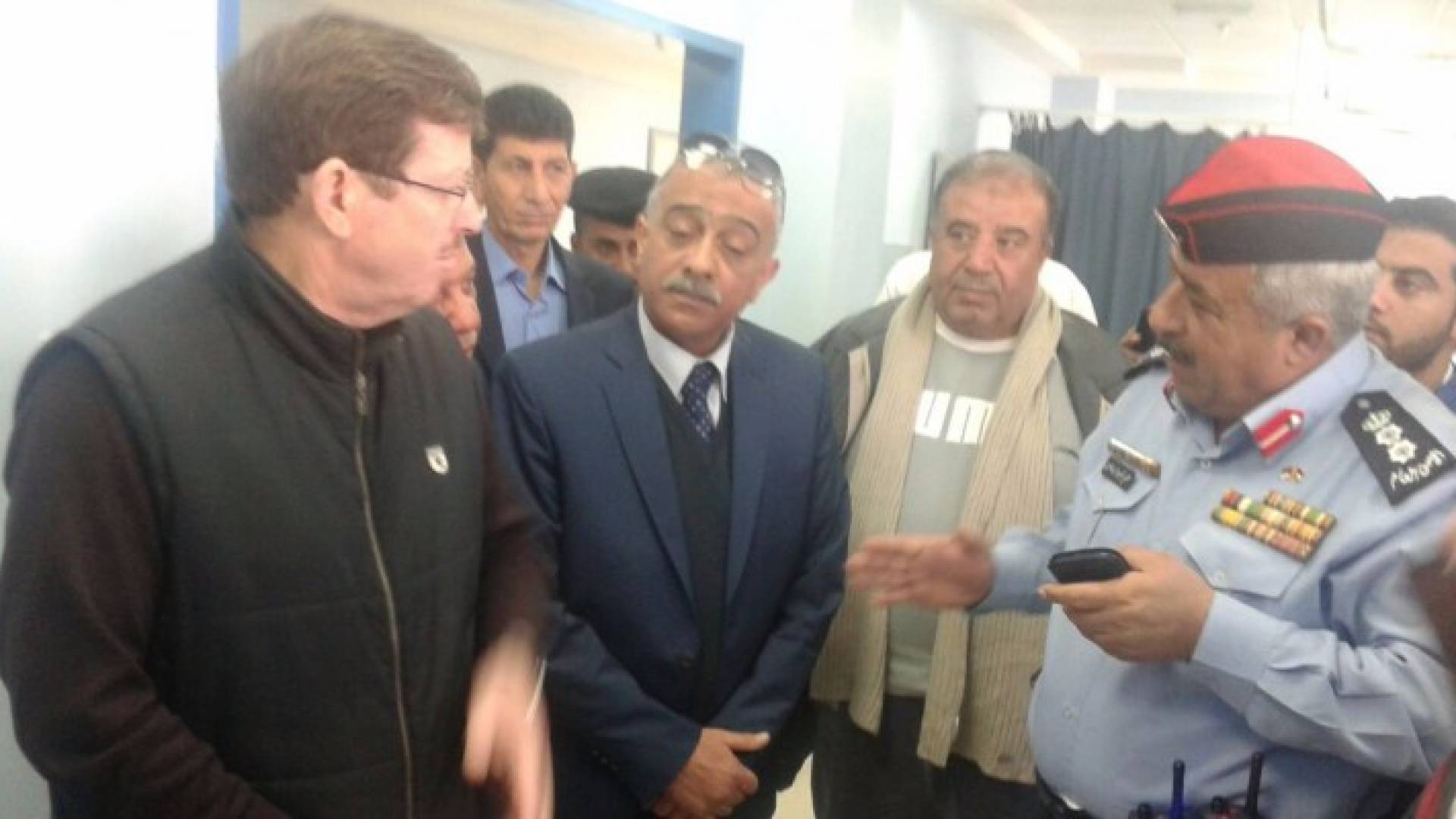 الوزير يستمع الى ايجاز من المسؤولين حول حالة المصابين