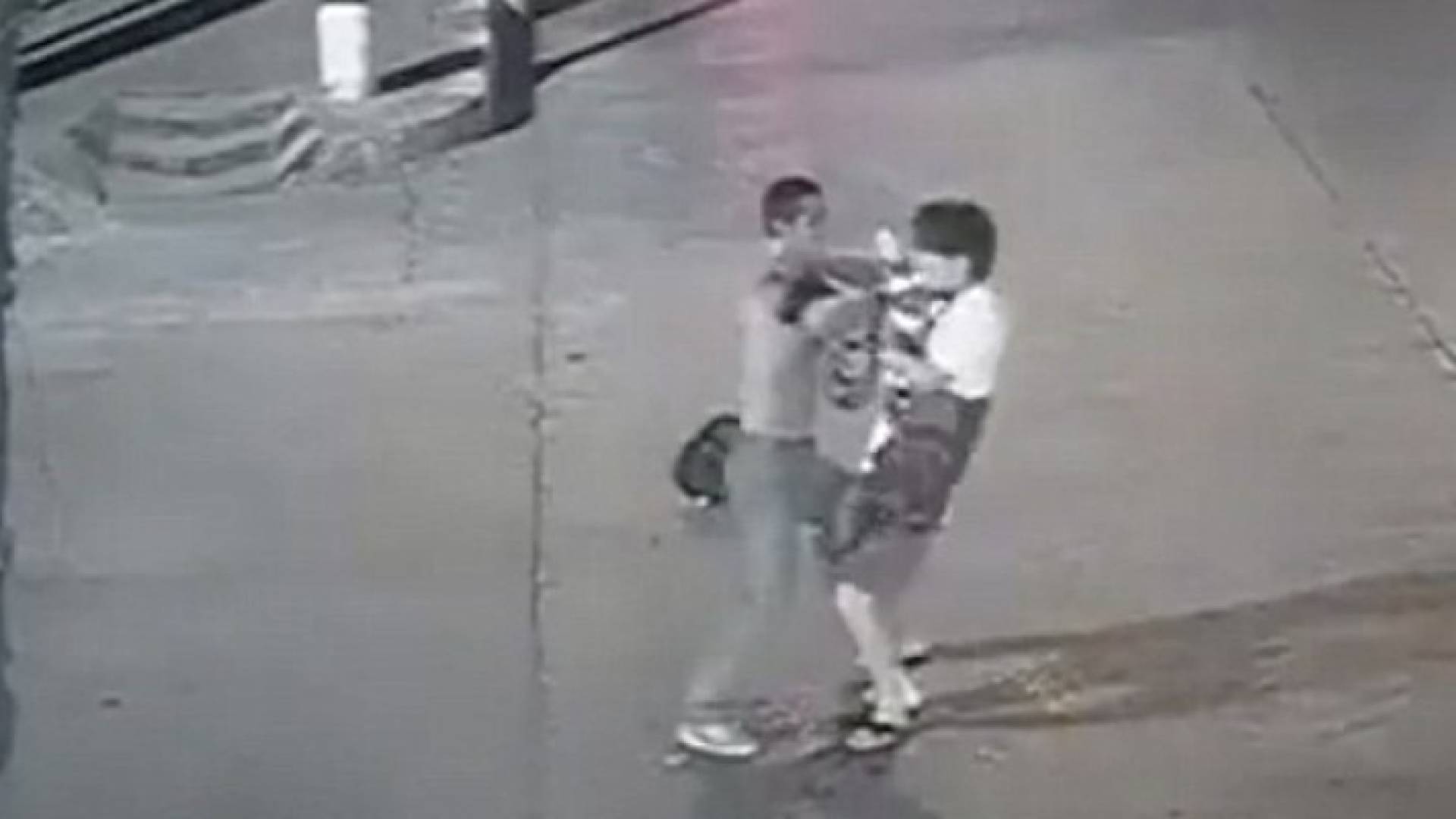 جريمة قتل في الشارع بسبب "آيفون"