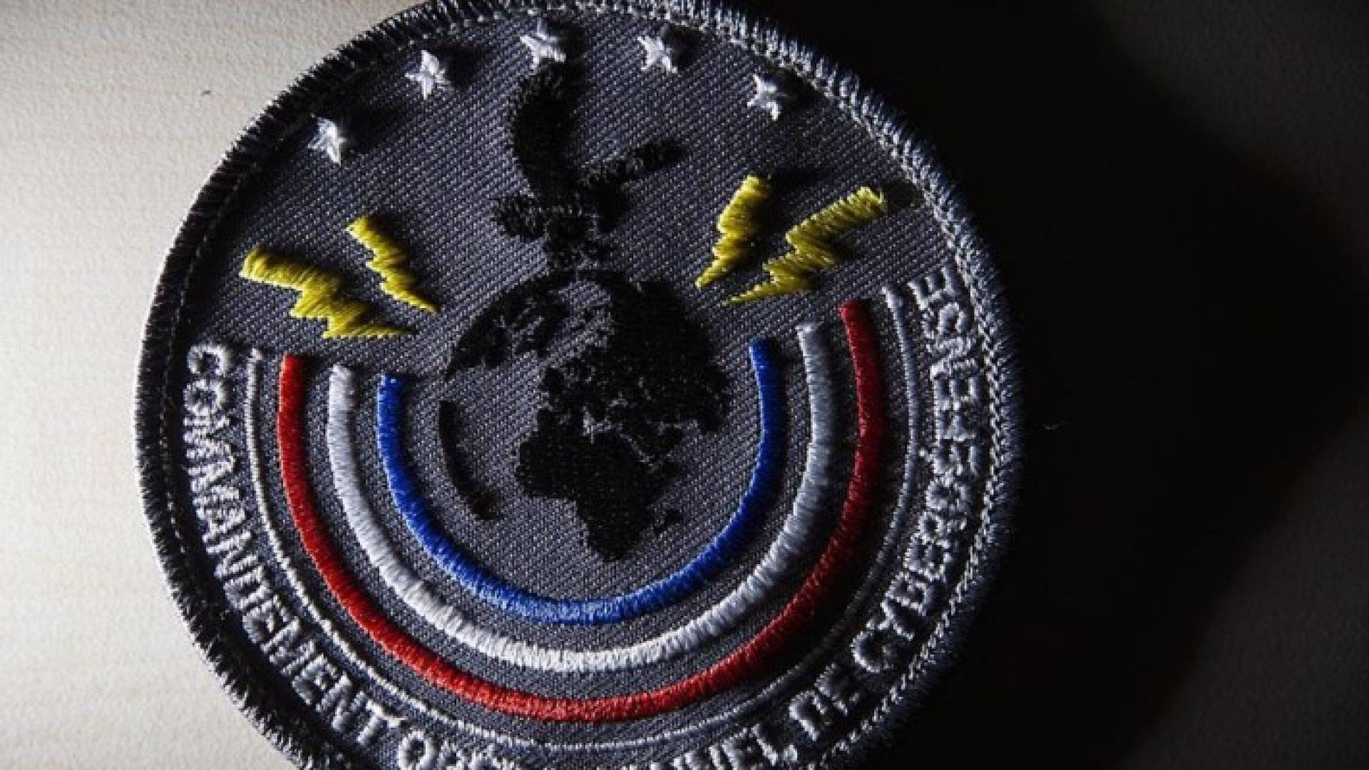 شعار مركز قيادة العمليات الإلكترونية الفرنسي للتصدي للقرصنة