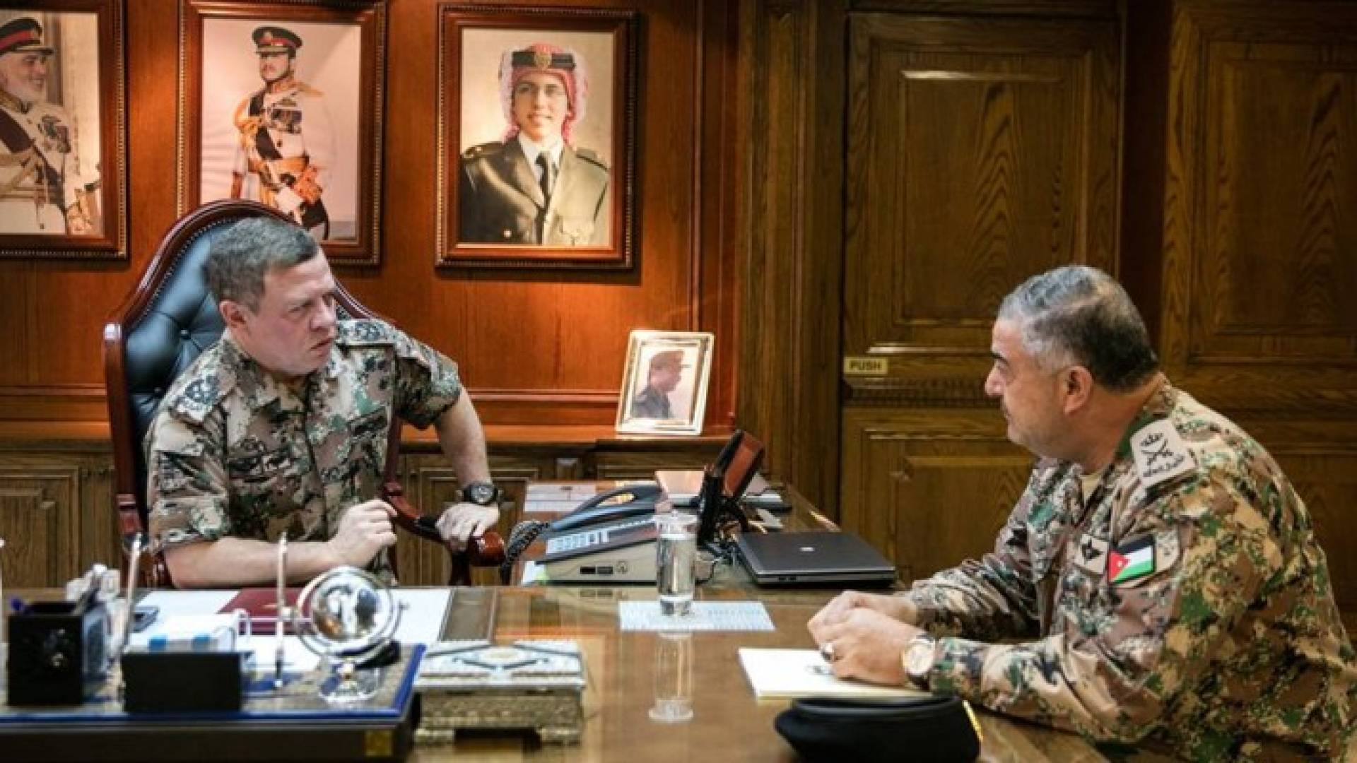 جلالة الملك عبدالله الثاني خلال زيارته القيادة العامة للقوات المسلحة الأردنية