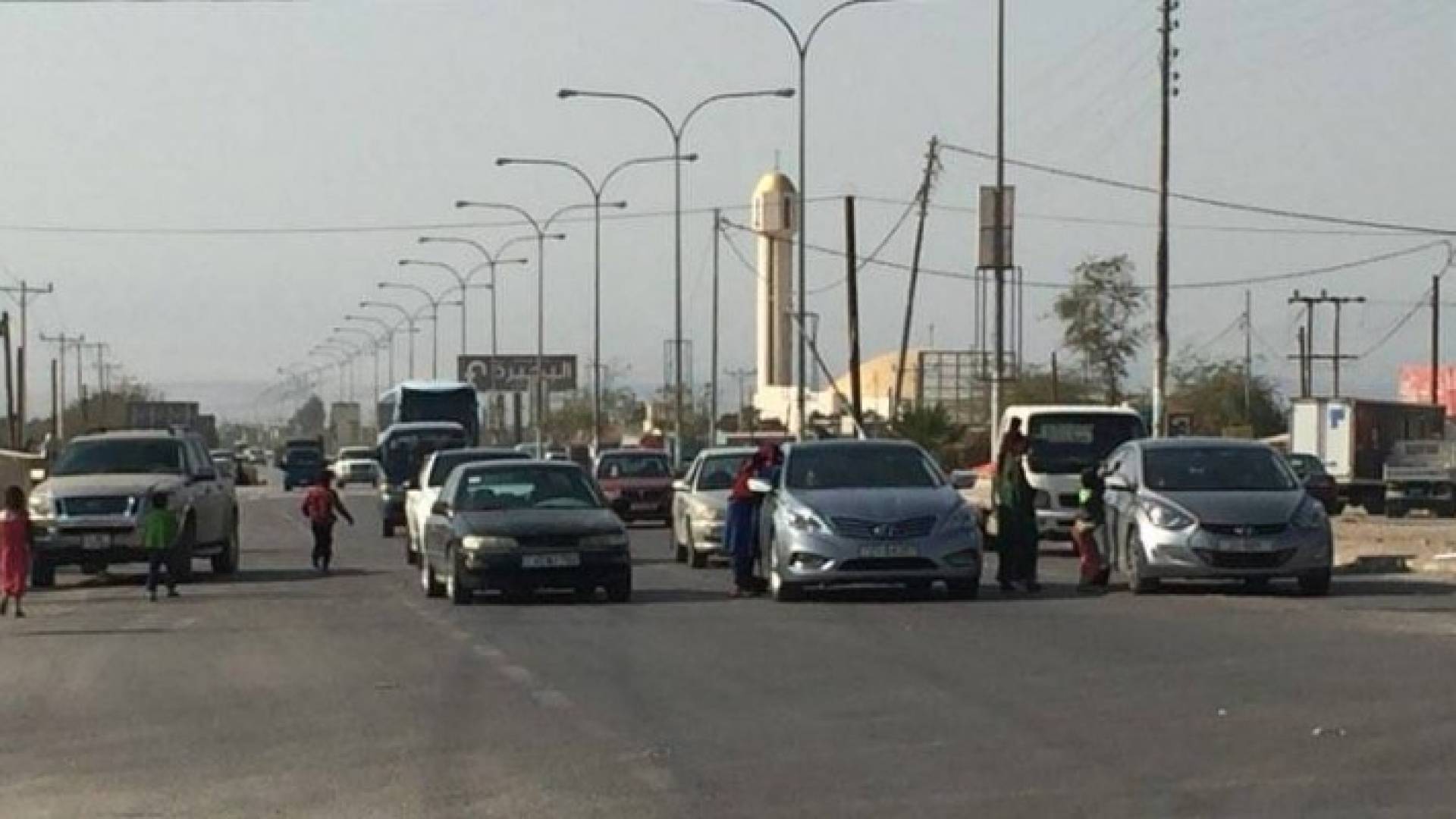 انتشار المتسوون على اشارات المرور على طريق البحر الميت 
