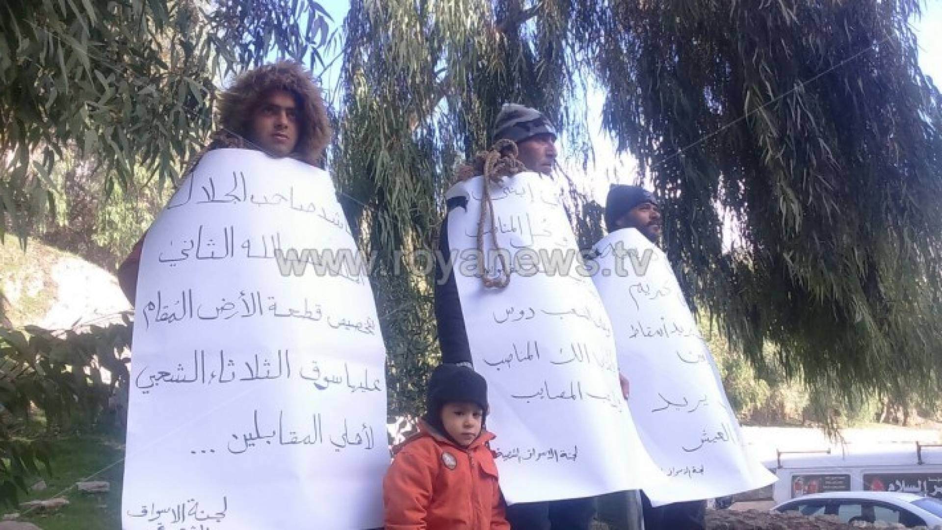 عدد من أصحاب بسطات سوق الثلاثاء