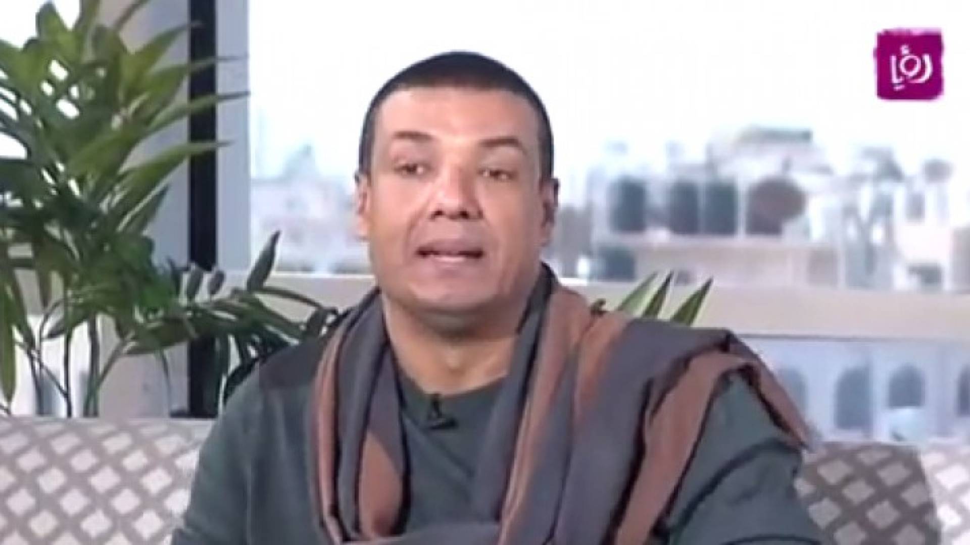 الشاعر هشام الجخ اثناء استضافته في برنامج حلوة يا دنيا على قناة رؤيا