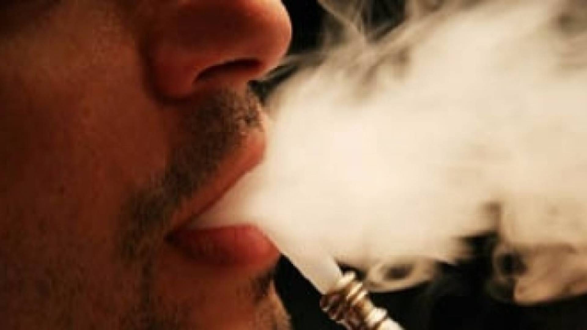 المقاهي خالفت التعليمات بتقديم الاراجيل