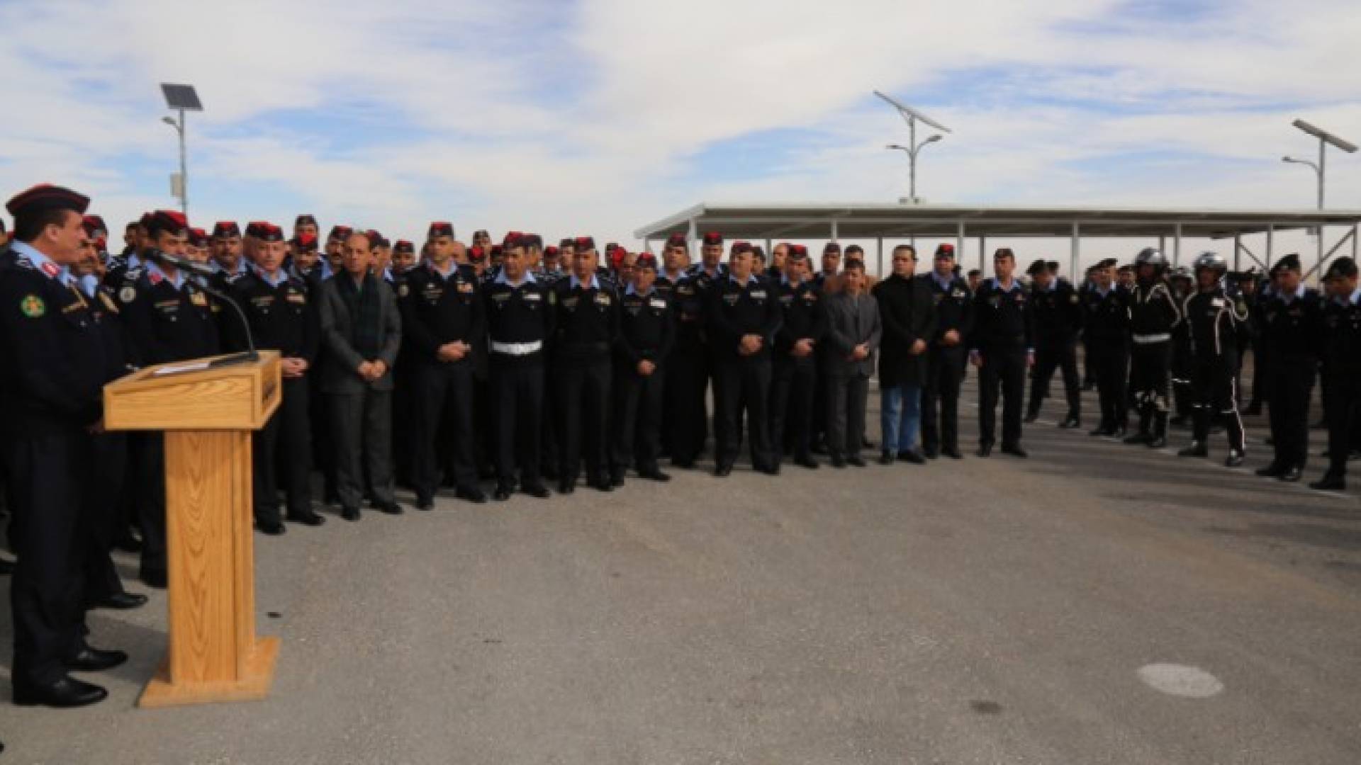 مدير الأمن العام  خلال لقائه مع مرتبات قيادة 