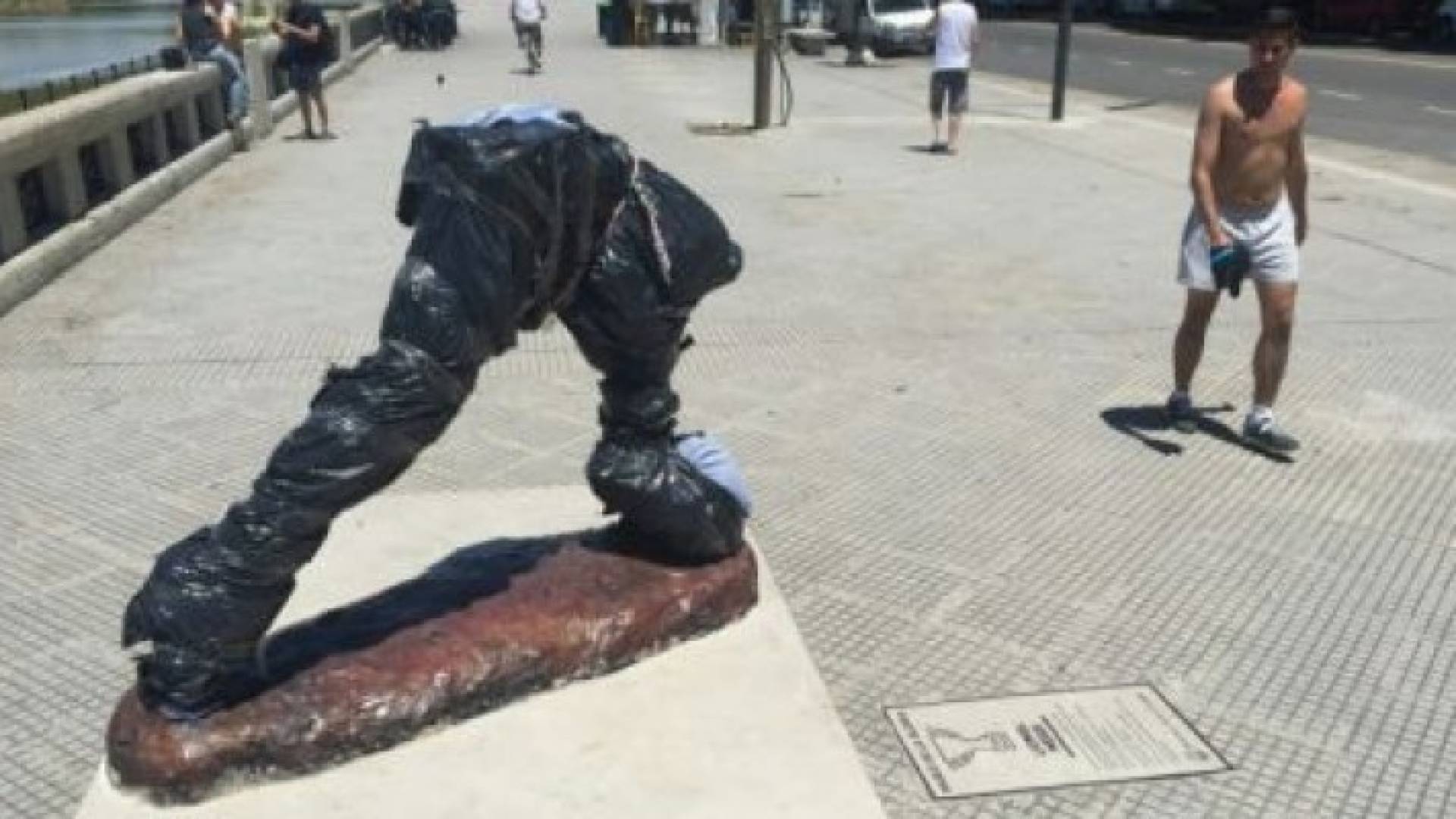  تخريب تمثال لميسي في الارجنتين بقطع رأسه وذراعيه 