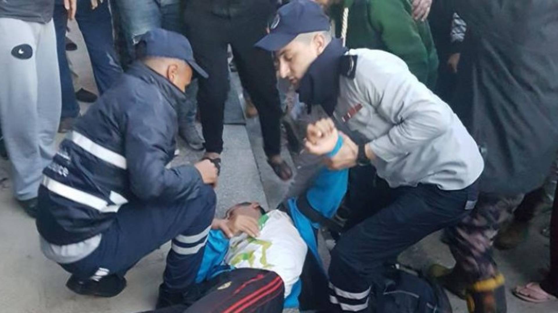 كوادر الدفاع المدني تتعامل مع الحادث