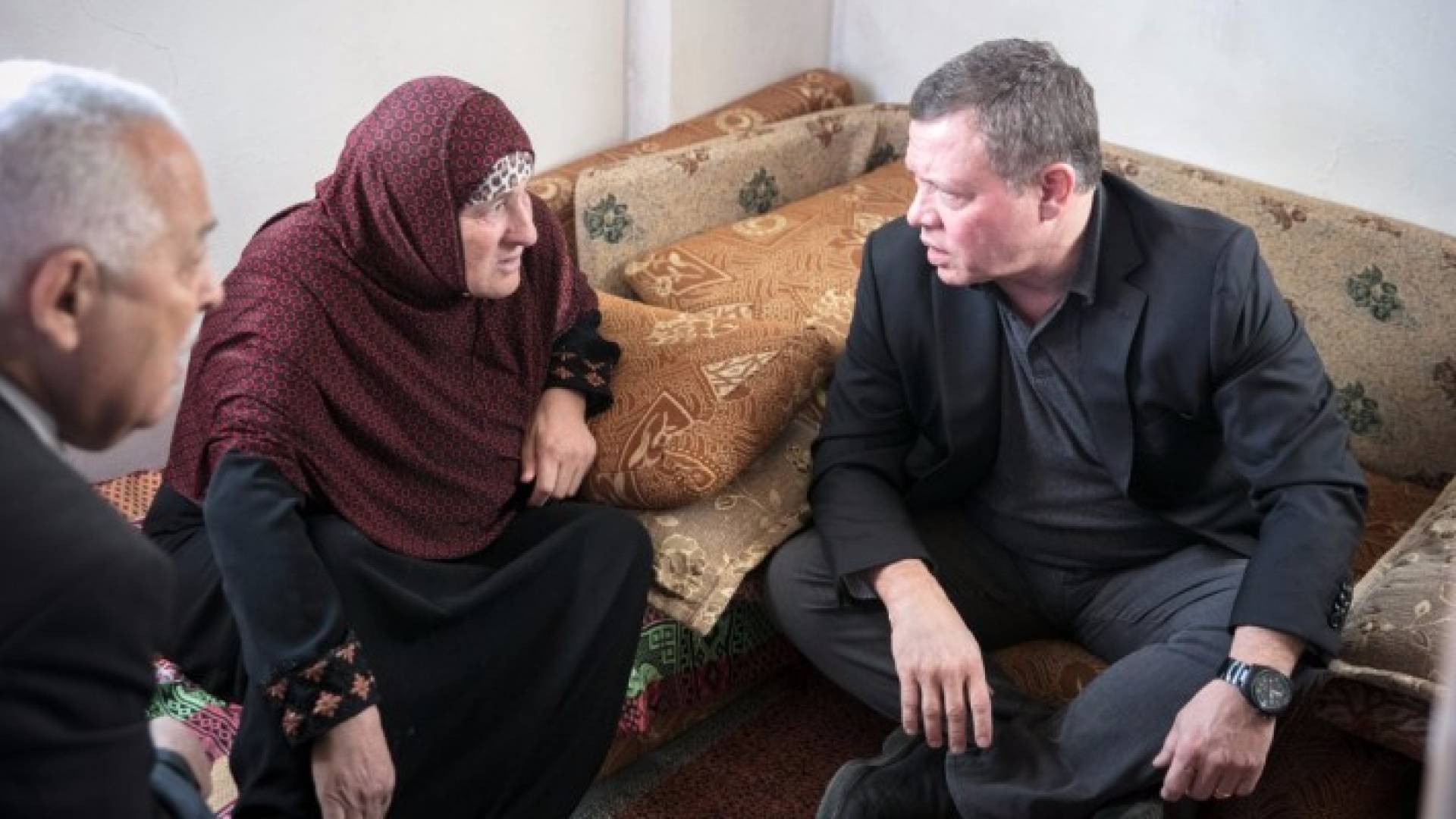 الملك يتبادل الحديث مع الاسرة