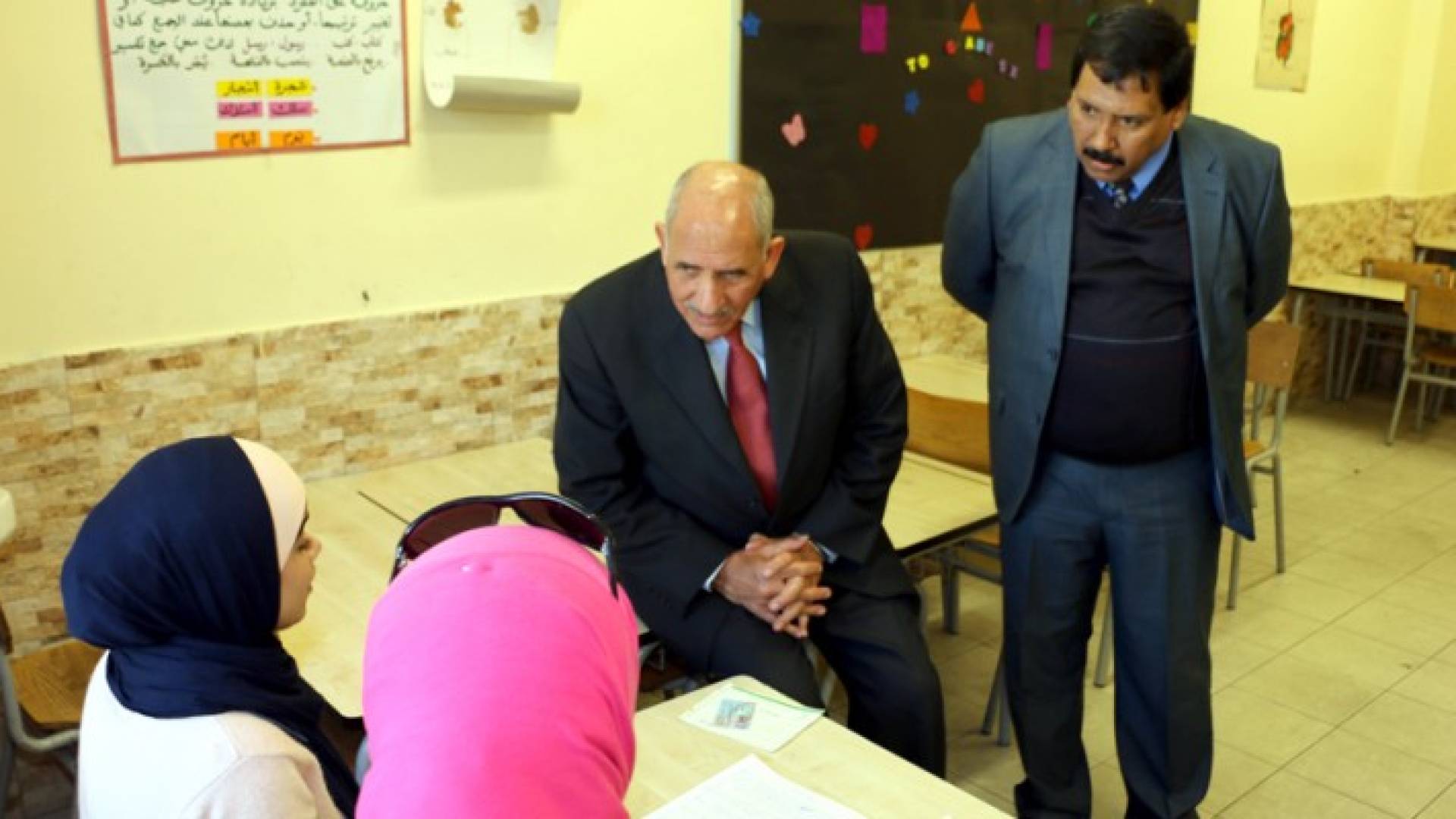 الذنيبات يتفقد قاعة امتحان تتضمن طلبة من ذوي الاحتياجات الخاصة