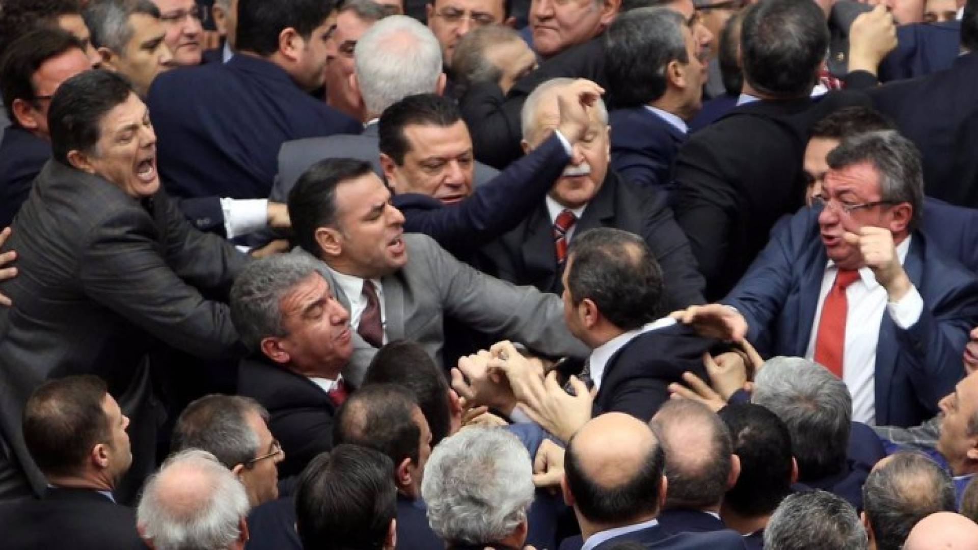 اعترض نواب من حزب الشعب الجمهوري على إدلاء نواب الحزب الحاكم بأصواتهم