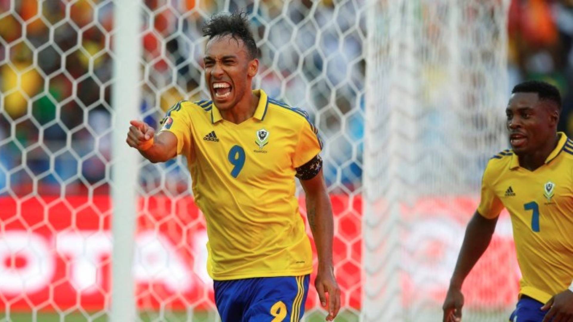 بيار إيميريك أوباميانغ سجل هدف السبق للغابون.