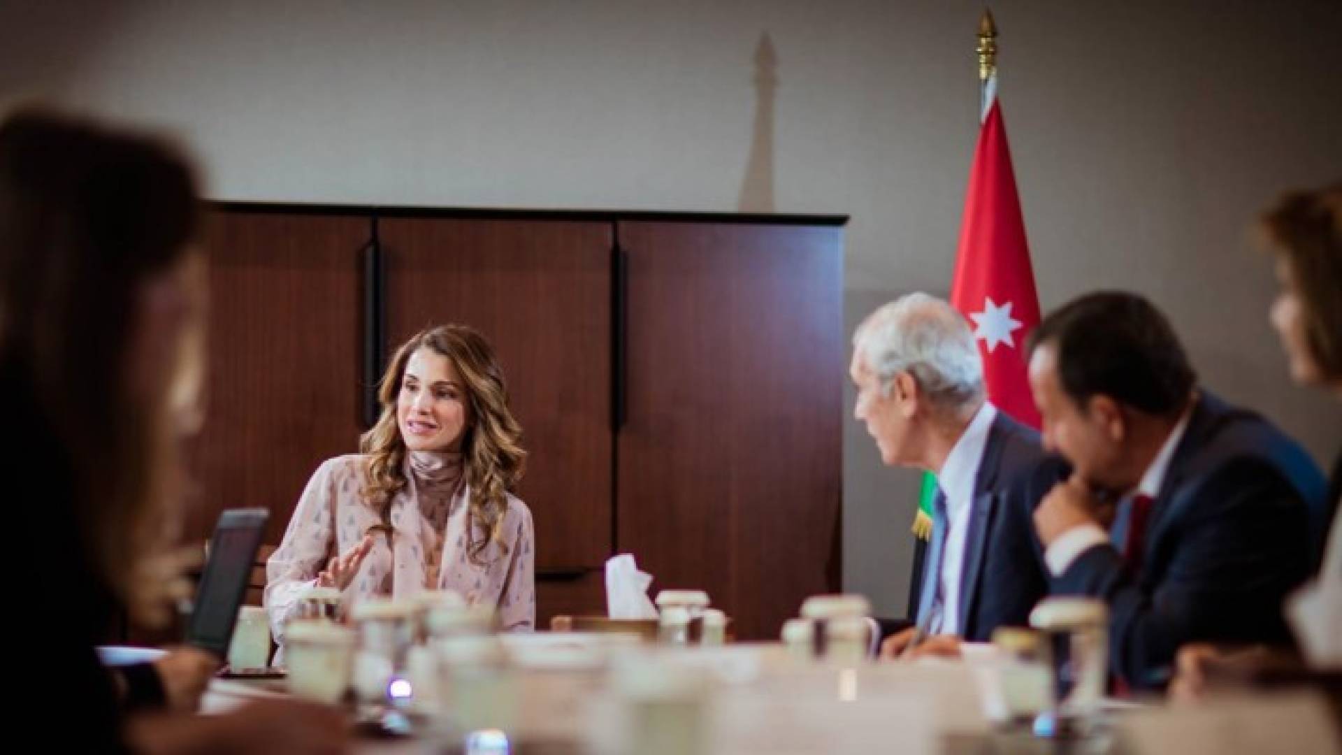 صورة خلال اجتماع مجلس أمناء جمعية جائزة الملكة رانيا العبدالله للتميز التربوي 